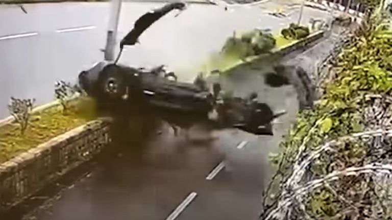 Lotus-bestuurder geeft eens flink gas. Maar dan? RAVAGE! (video)
