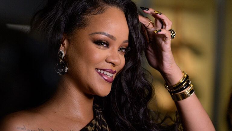 Rihanna poseert in sexy lingerie én plaagt fans: “Je mag kijken” (foto’s/video)