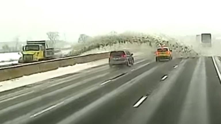 WOW: Sneeuwruimer zorgt voor LEVENSGEVAARLIJKE situatie op snelweg! (video)