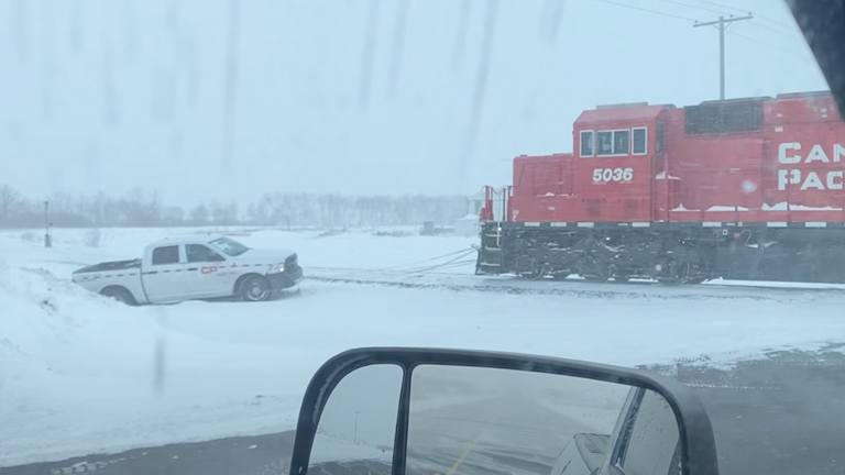 Wagen zit vast in dik pak sneeuw. Maar dan helpt TREIN een handje! (video)