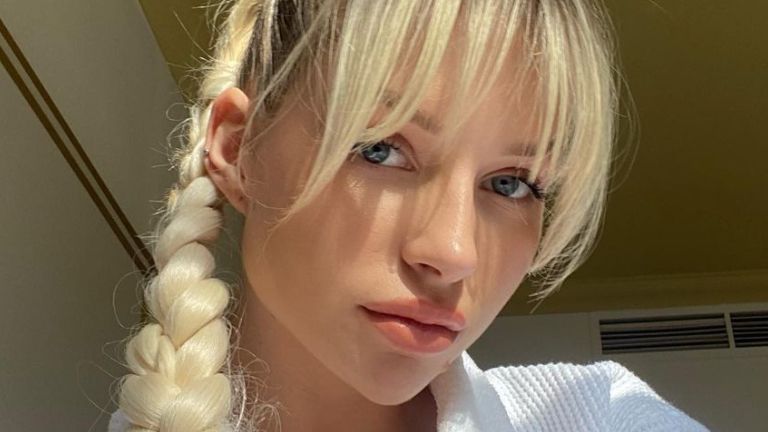 Zus van Kate Moss poseert halfnaakt op cover. Fans lovend: “Absoluut iconisch!” (foto’s)