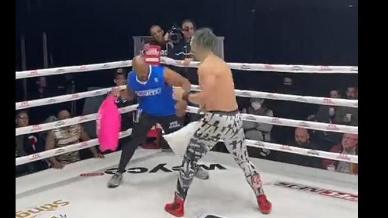 BIZAR. VS organiseerden het allereerste kussengevechtkampioenschap: «Hardcore met kussens slaan» (video)