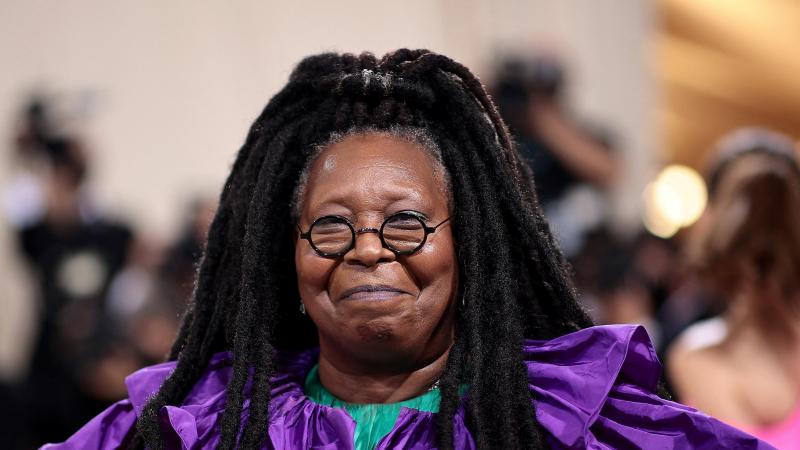 Whoopi Goldberg geschorst nadat ze beweerde dat de Holocaust «niet over ras ging»