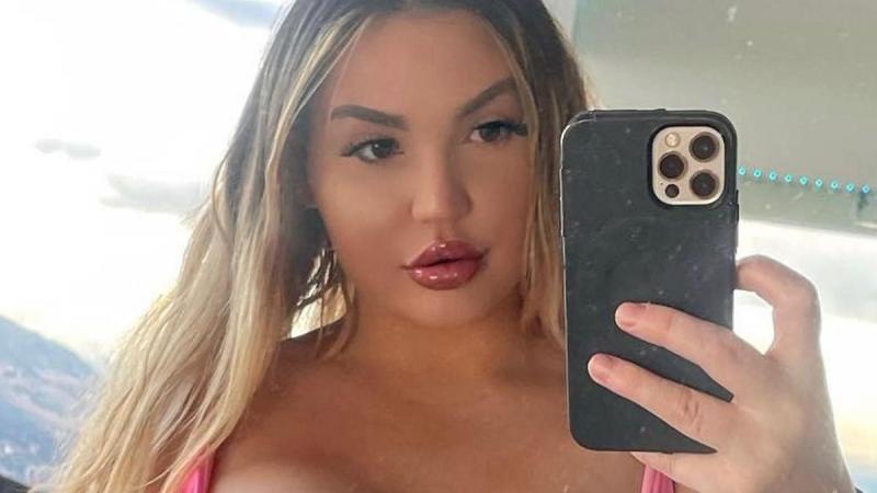 Model aangesproken op ‘ongepaste’ outfit in attractiepark: «Komt door mijn grote borsten»