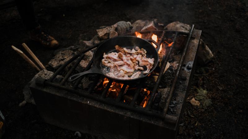 BIZAR. In deze pan bak je 650 eitjes tegelijk