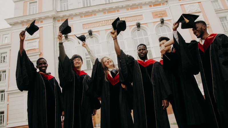 YOUNG GRADS. Eerste hulp bij afstuderen