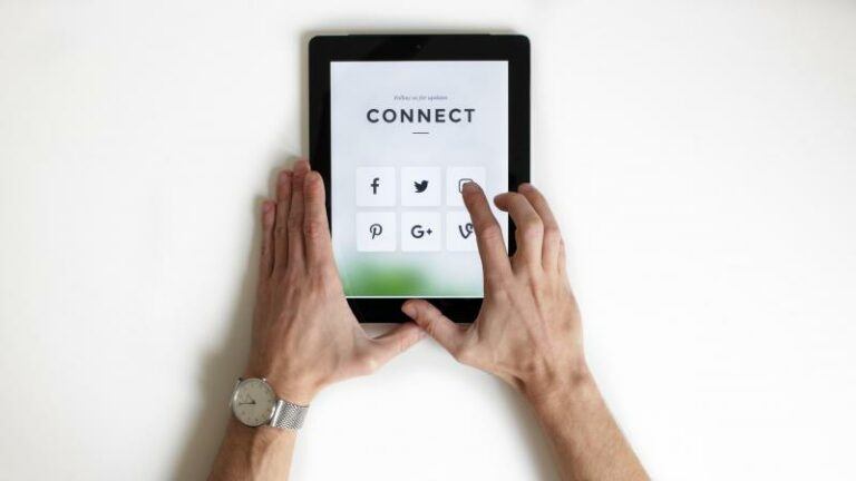 YOUNG GRADS. Eerste job vs. sociale media