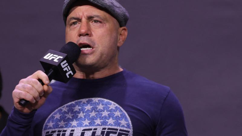 Spotify haalt 70 afleveringen van Joe Rogan-podcast offline maar niet degene met COVID-desinformatie