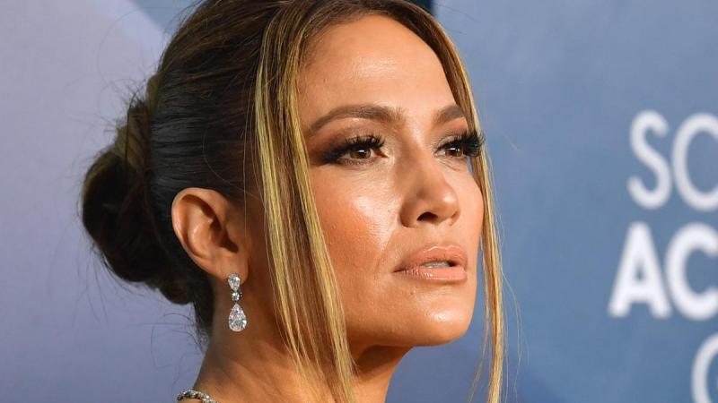 Jennifer Lopez poseert zonder beha op cover van Rolling Stone: «Hoe kan jij 52 zijn?!»