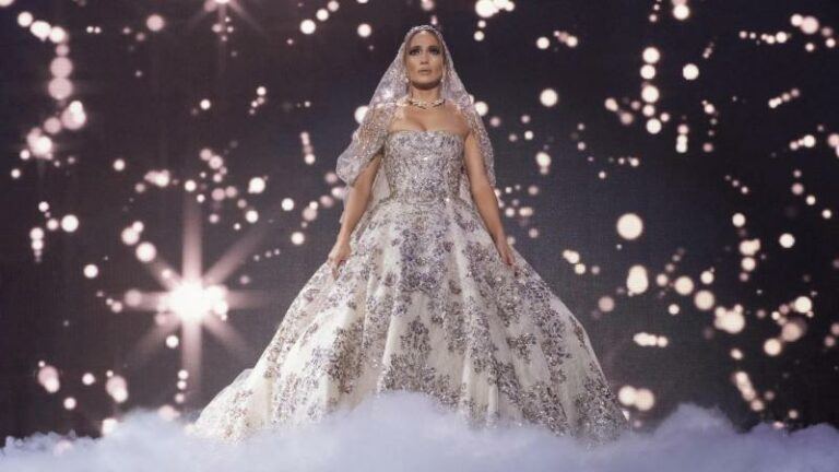 MOVIES. Jennifer Lopez keert terug naar de romcom in Marry Me: «Ik voel me soms opgesloten in mijn bekendheid»