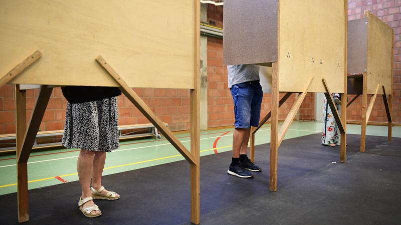 Democratie ging ook in 2021 wereldwijd achteruit, België blijft «gebrekkige democratie»