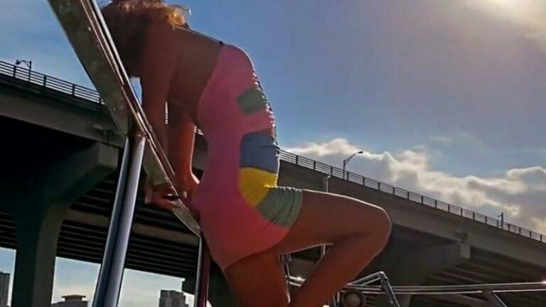 Model poseert gedurfd op reling van boot, maar dat loopt niet goed af… (video)