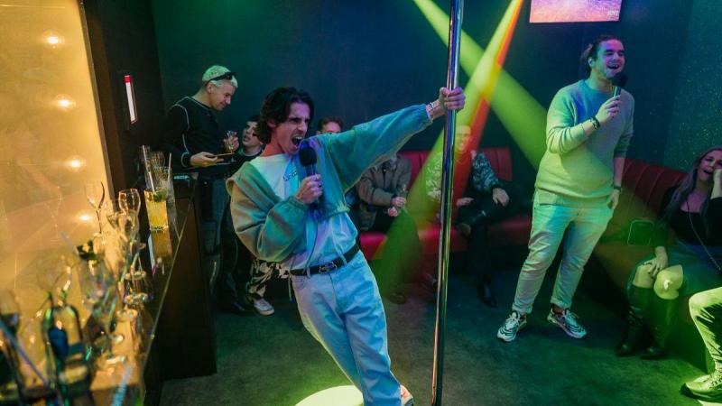 Op teambuilding? Huur je eigen karaokebooth