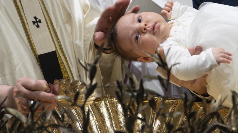 OEPS. Priester neemt ontslag nadat hij twintig jaar lang gelovigen op foute manier doopte