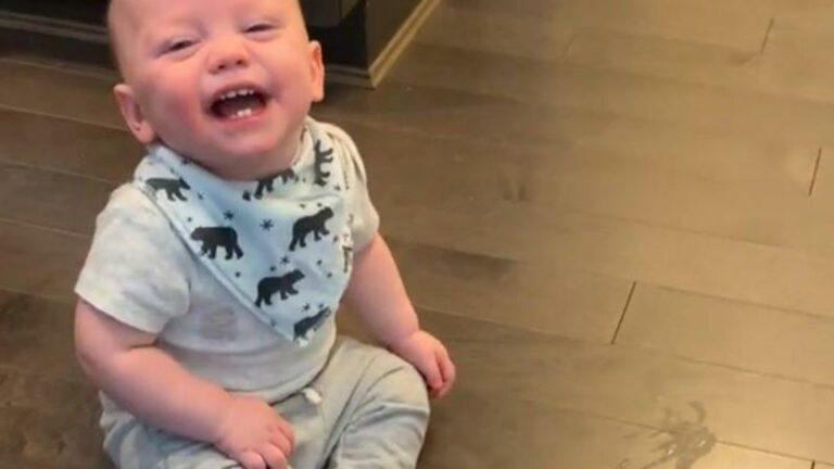 Baby geeft over in schoen van mama, maar vooral zijn lach is HILARISCH! (video)