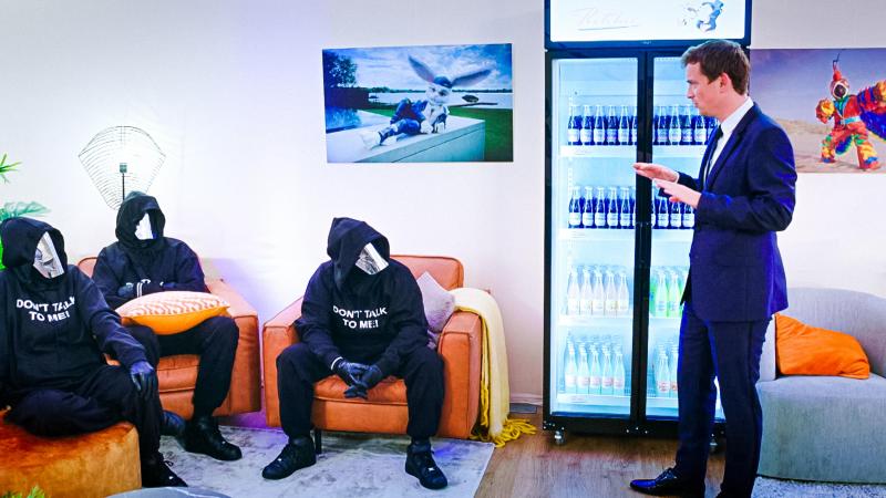 Niels Destadsbader duikt backstage van The Masked Singer in met héél belangrijk nieuws (video)