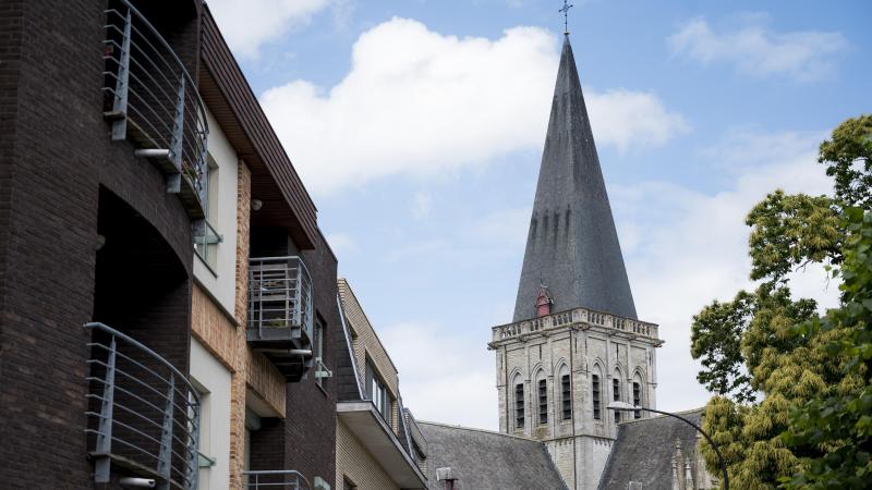 Storm Eunice slaat ernstig toe: Centrum Asse ontruimd voor vallende kerktoren, ook elders in het land veel schade