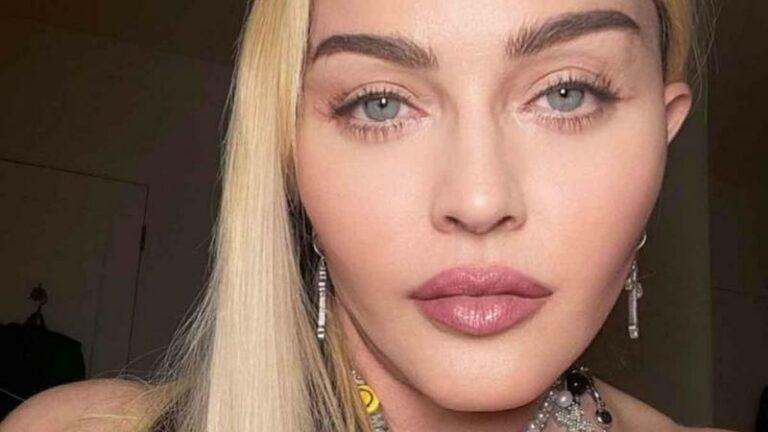 Ophef over foto van Madonna op het toilet: «Moeten we dit sexy vinden?»