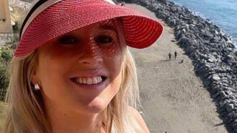 Zwangere Kat Kerkhofs geniet in weinig verhullende outfit van de zon (foto)