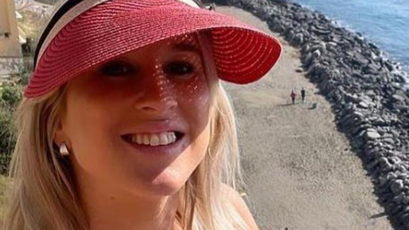 Zwangere Kat Kerkhofs geniet in weinig verhullende outfit van de zon (foto)