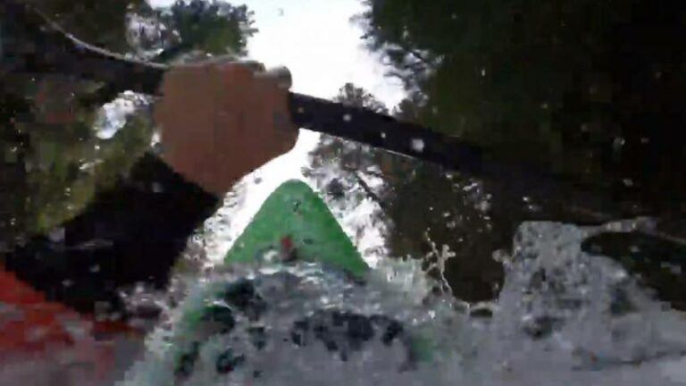 WOW. Kajakker deelt ijzingwekkende beelden van zijn bijna-doodervaring in woeste rivier (video)