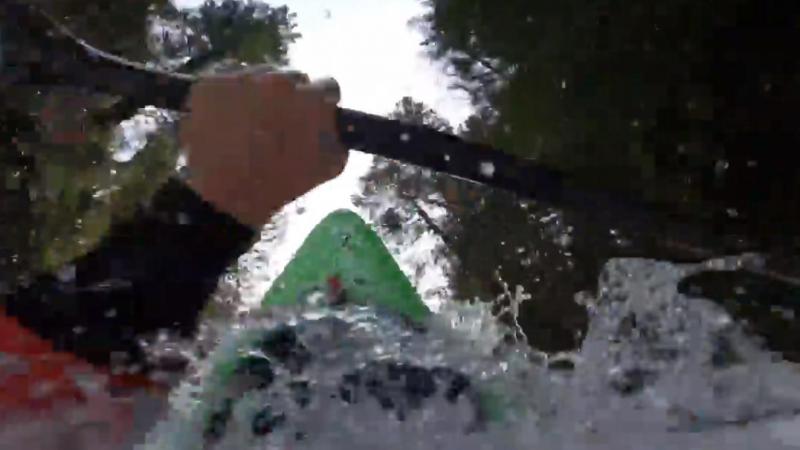 WOW. Kajakker deelt ijzingwekkende beelden van zijn bijna-doodervaring in woeste rivier (video)