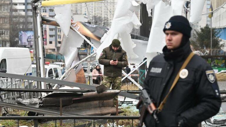 Rusland valt Oekraïne binnen: twee steden ingenomen, Oekraïne haalt Russische vliegtuigen neer
