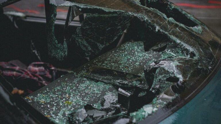 BIZAR. Een vrouw reed wagen in de prak, maar hield er 25.000 dollar aan over