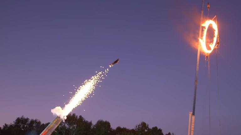 ‘AGT’-jurylid Simon Cowell onder de indruk na deze gevaarlijke stunt: “Jij hebt gigantische ballen!” (video)