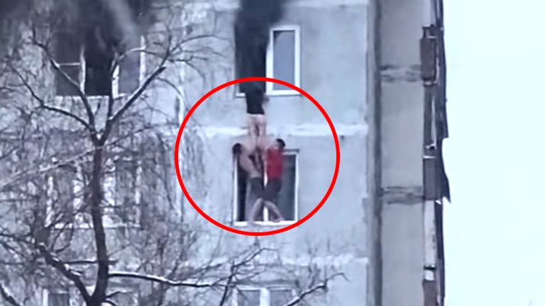 WOW: Heldhaftige buren redden dame uit brandend appartement (video)