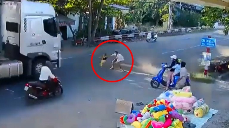 WOW: Kindje loopt plots de straat op. Alerte man is er NET op tijd bij! (video)