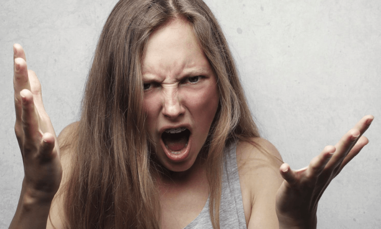Vrouw is razend omdat man nieuwe bioscoopfilm verkiest boven geboorte van z’n kind (video)