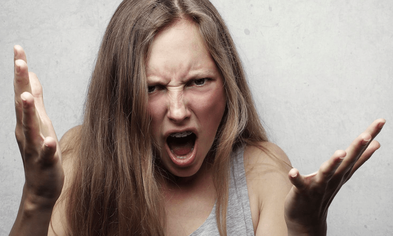 Vrouw is razend omdat man nieuwe bioscoopfilm verkiest boven geboorte van z’n kind (video)