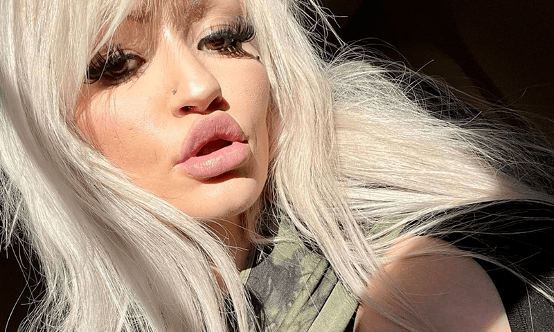 Model doet boekje open: “Ik laat mijn man met andere vrouwen seks hebben, het houdt hem gelukkig” (foto’s)