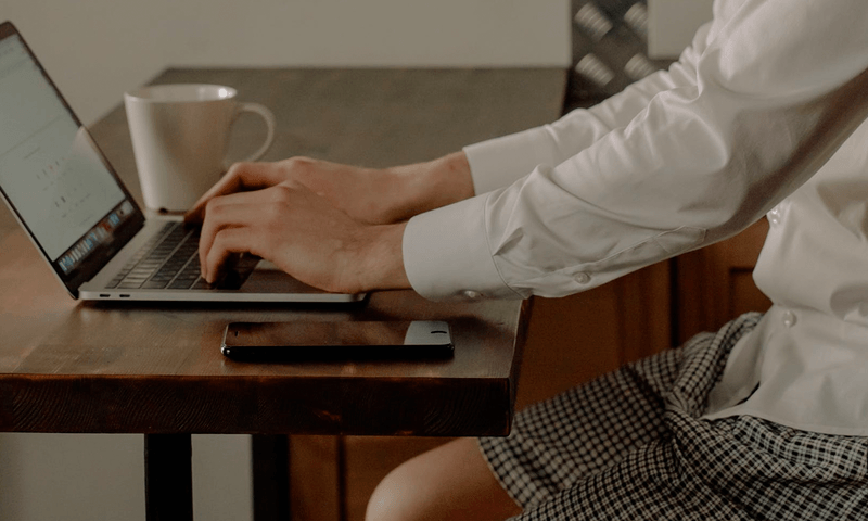 Jonge vrouw vraagt raad: “Mijn vriend wandelt constant naakt rond thuis… en het maakt me ongemakkelijk”