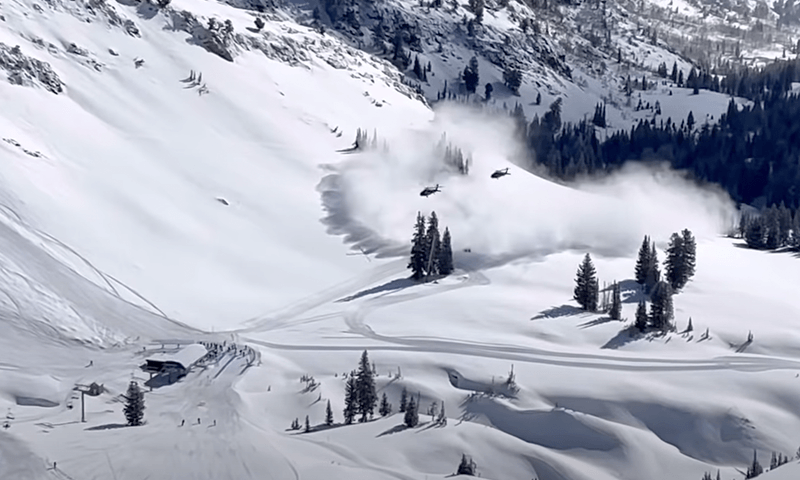 Helikopter maakt spectaculaire crash in skigebied, skiër legt alles vast op beeld (video)