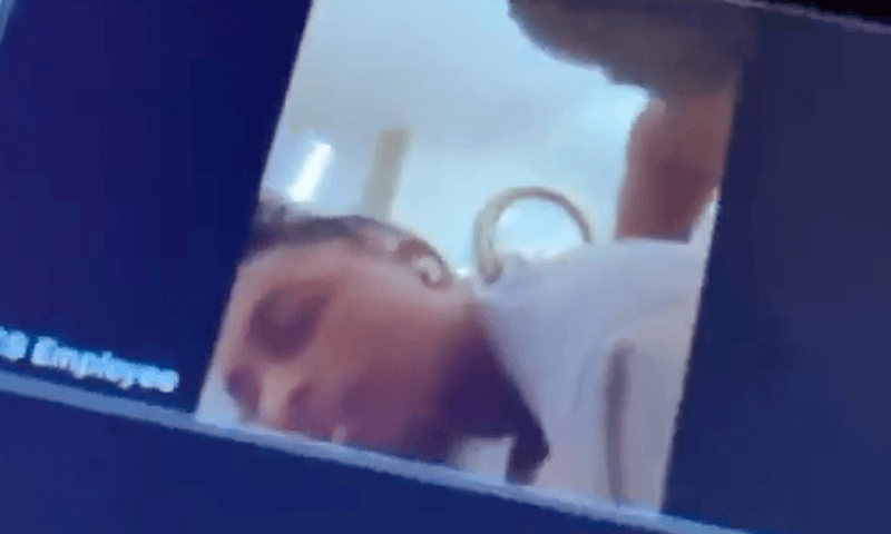 Lerares betrapt op seks tijdens Zoom-meeting: “Geen moraal!” (foto)