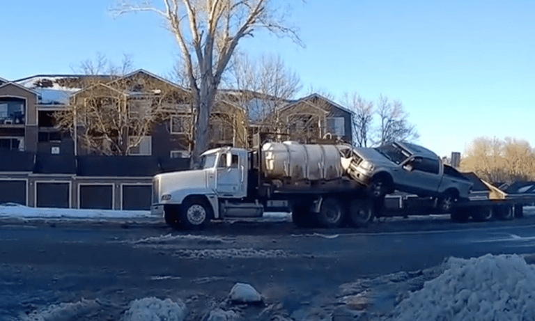 Bizarre autocrash gaat wereld rond: “Iemand heeft te veel Grand Theft Auto gespeeld” (video)