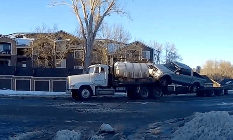 Bizarre autocrash gaat wereld rond: “Iemand heeft te veel Grand Theft Auto gespeeld” (video)