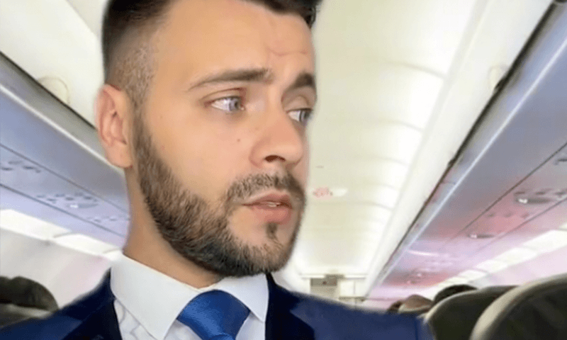Vliegtuigsteward deelt meest irritante gewoontes van passagiers: “Waarom is het toilet op slot?” (video)