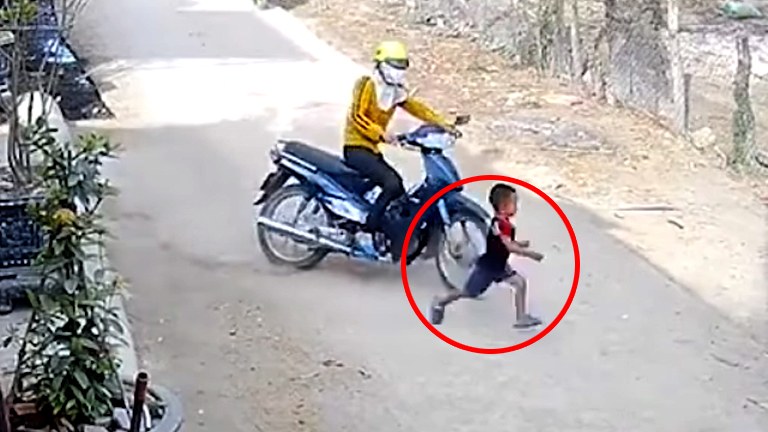 Dame op scooter let GELUKKIG goed op wanneer kindje plots straat oversteekt! (video)