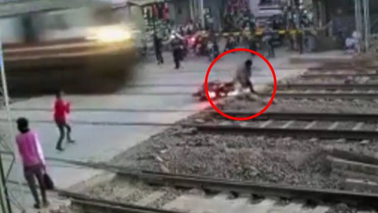 Ongeduldige motard negeert slagboom en mag van VEEL geluk spreken! (video)