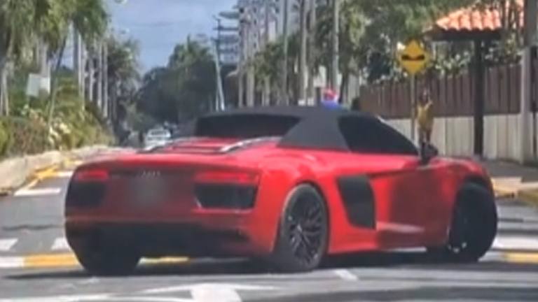 Bestuurder van Audi R8 heeft het lastig in straat vol verkeersdrempels: “Wat een hel!” (video)