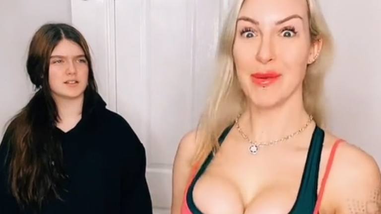 Moeder toont haar ‘stoute’ tattoo. Dochter blijft gechoqueerd achter! (video)