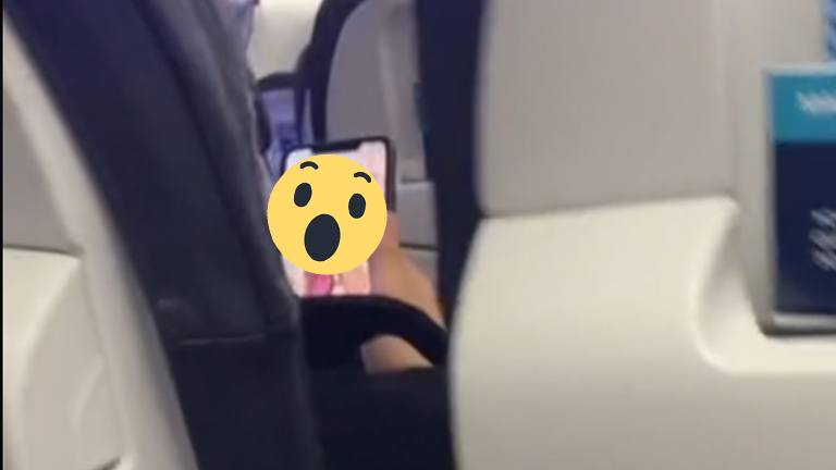 Dame betrapt man die pikante filmpjes bekijkt op vliegtuig: “Zijn vriendin ligt naast hem te slapen!” (foto)
