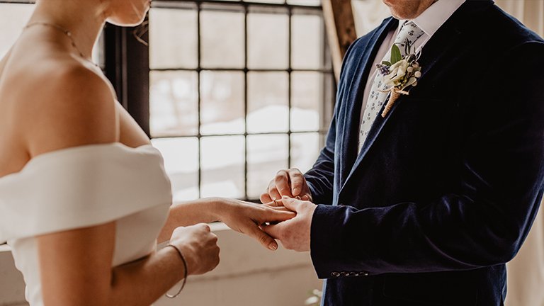 Bruid openhartig: “Tijdens mijn trouwfeest had ik een seksspeeltje tussen mijn benen. Mijn man had de afstandsbediening!”