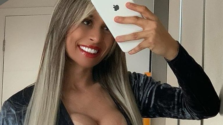 Model met ‘platste buik op Instagram’ haalt uit naar haters: “Het lijkt wel een misdaad!” (foto’s)