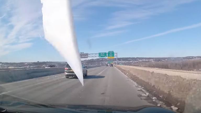 Gigantisch stuk ijs vliegt van autodak. Gevolg? RAVAGE! (video)