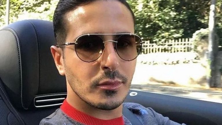 Dame die slachtoffer werd van ‘Tinder Swindler’ opent haar boekje: “Hij was een totale flop in bed!”