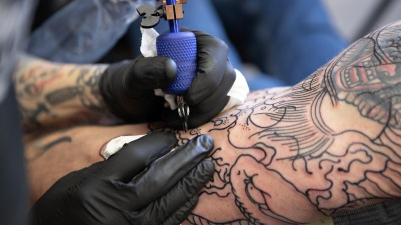 Moeder zwaar teleurgesteld na DEZE mislukte tattoo van dochtertje (video)
